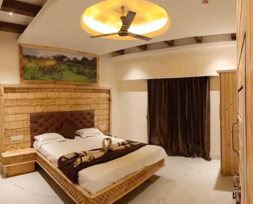 sypialnia z łóżkiem i wentylatorem sufitowym w obiekcie The Nest w mieście Kelghar