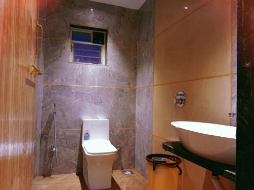 łazienka z umywalką i toaletą w obiekcie The Nest w mieście Kelghar