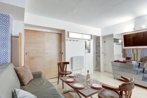 un salon avec un canapé et une table dans l'établissement Paris Maison Lombards Terrasse, à Paris