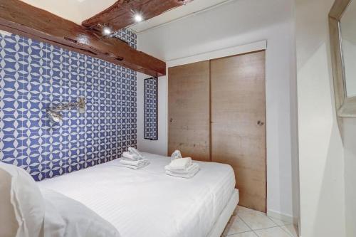 - une chambre avec un mur bleu et blanc dans l'établissement Paris Maison Lombards Terrasse, à Paris