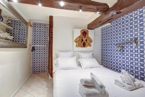 - une petite chambre avec un mur bleu et blanc dans l'établissement Paris Maison Lombards Terrasse, à Paris