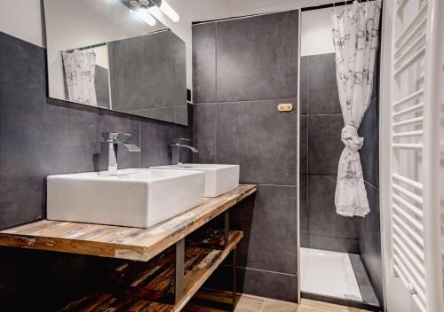 Koupelna v ubytování Superbe appart avec sauna, au pied du télésiège, WiFi, babyfoot