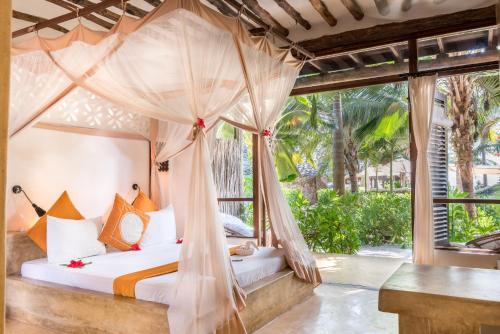 Postel nebo postele na pokoji v ubytování Sunshine Azure Zanzibar Beach Hotel