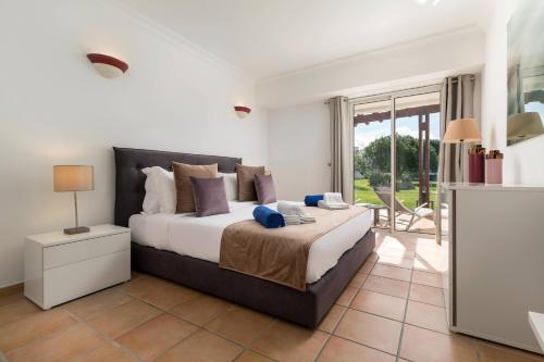 Stylish 2BR Ground Floor Apartment in Vila Sol, Direct Garden and Poolside Acces