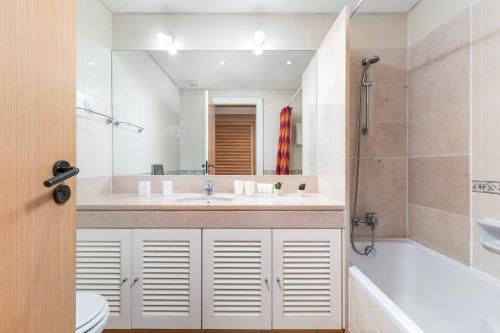 Stylish 2BR Ground Floor Apartment in Vila Sol, Direct Garden and Poolside Acces