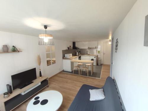 a small living room with a couch and a kitchen at Appartement T2 centre de Lourdes in Lourdes