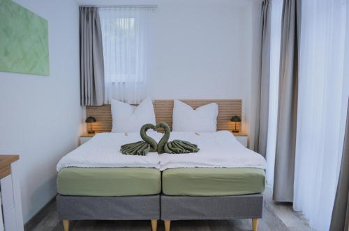 Ένα ή περισσότερα κρεβάτια σε δωμάτιο στο Großzügiges Apartment am Altmühlsee mit Parkplatz