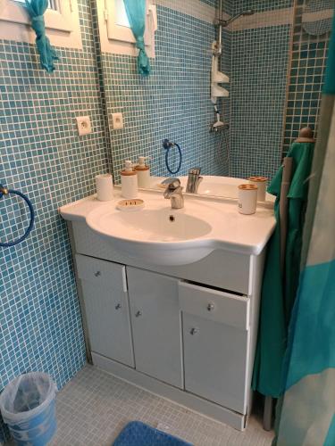 une salle de bain avec un lavabo et un miroir dans l'établissement L'esprit marin, à Gruissan
