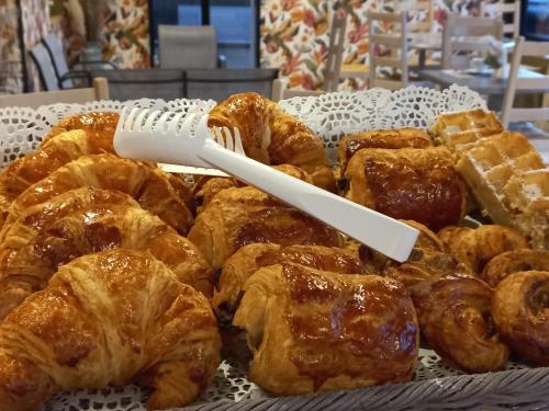 ein Tablett mit Gebäck und einem Spatel darauf in der Unterkunft Hotel Restaurant de la Poste in Saint-Just-en-Chevalet