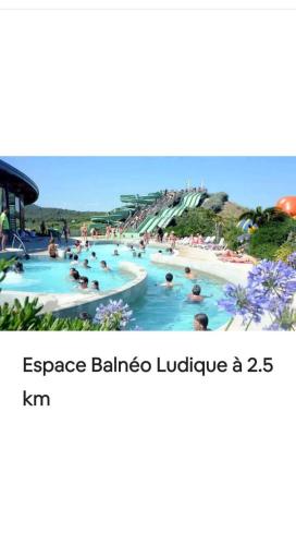 un groupe de personnes dans une piscine d'un complexe hôtelier dans l'établissement L'esprit marin, à Gruissan