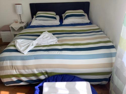 Postel nebo postele na pokoji v ubytování Charmante Maisonnette avec grande terrasse vue sur la Limmat