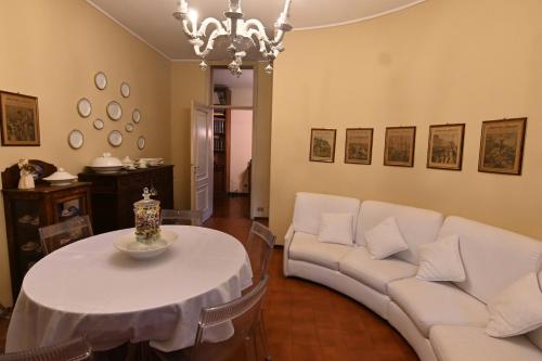 a living room with a table and white couches at Villa Francesca B&B in Grumello del Monte