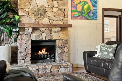 Χώρος καθιστικού στο Carinya Cove - swimming pool, pet friendly, fireplace
