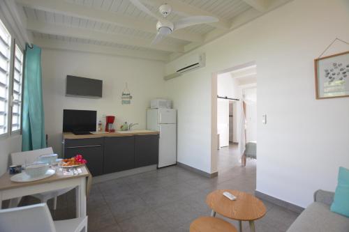 a room with a kitchen and a living room at TIKO LODGE SXM in Oyster Pond