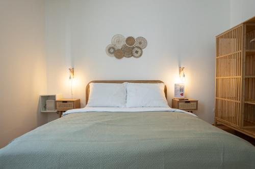 Bright Modern Studio in Center with a Queen Bed