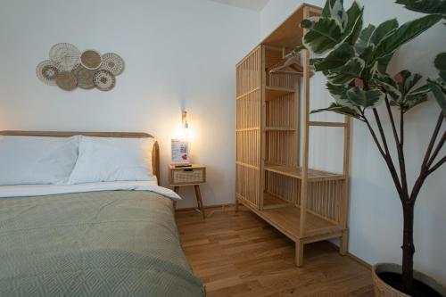 Bright Modern Studio in Center with a Queen Bed