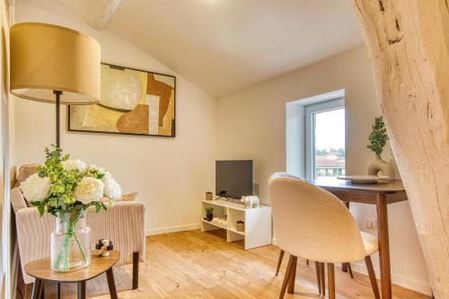 un salon avec une table et des chaises dans l'établissement Le Cocon - Appart climatisé cœur de Lyon 5ème, à Lyon