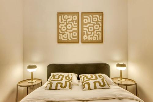 - une chambre avec un lit et deux lampes dans l'établissement Le Cocon - Appart climatisé cœur de Lyon 5ème, à Lyon