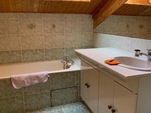 une salle de bain avec un lavabo et une baignoire dans l'établissement Chalet spacieux, 14 pers., proche pistes, cheminée, terrasse, WIFI, parking, Crest-Voland - FR-1-733-77, à Crest-Voland