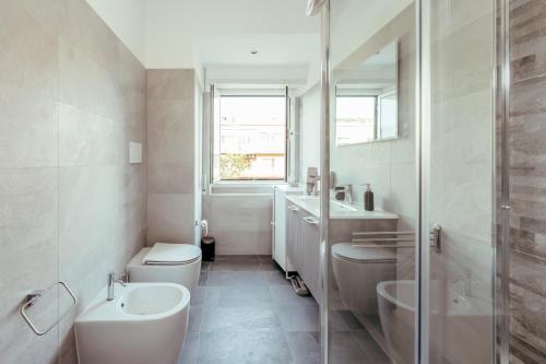 un bagno con wc, lavandino e doccia di NEW! Vatican Domizia Apartment a Roma