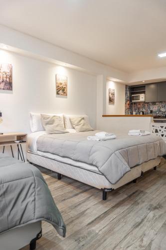 a bedroom with two beds and a desk at Departamento 3 Paris - Edificio VILAUT by INMOVE Temporarios in Córdoba