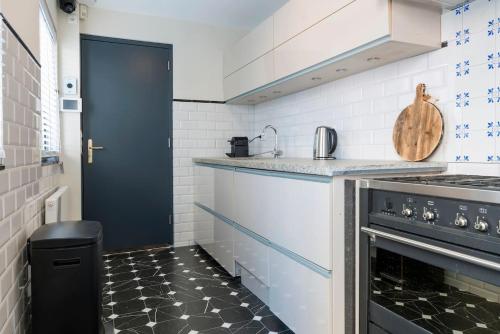 Kuchyň nebo kuchyňský kout v ubytování New Warm, Bed En Koffie Suite Tilburg