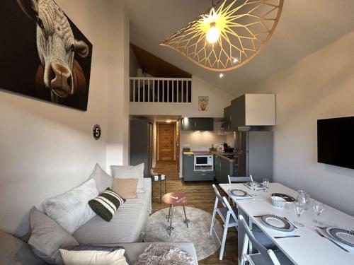 un salon avec un canapé blanc et une table dans l'établissement Appartement 3 pièces avec Mezzanine, 5 pers, Méribel - Animaux admis, WiFi - FR-1-180-595, à Les Allues