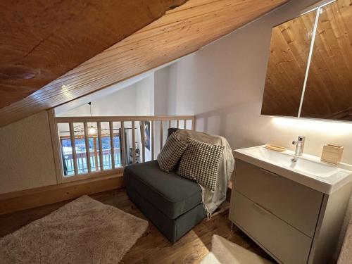 La salle de bains est pourvue d'une chaise et d'un lavabo. dans l'établissement Appartement 3 pièces avec Mezzanine, 5 pers, Méribel - Animaux admis, WiFi - FR-1-180-595, à Les Allues