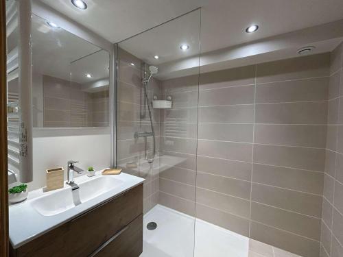 une salle de bain avec une douche, un lavabo et un miroir dans l'établissement Appartement 3 pièces avec Mezzanine, 5 pers, Méribel - Animaux admis, WiFi - FR-1-180-595, à Les Allues