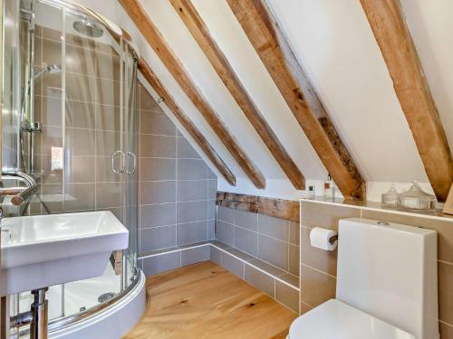 a bathroom with a sink and a mirror at 2 Bed in Bury St Edmunds 47778 in Hopton
