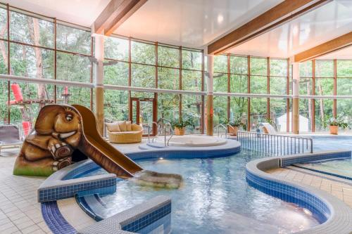 Bazén v ubytovaní Hotel Dom Zdrojowy Resort & SPA - Destigo Hotels alebo v jeho blízkosti