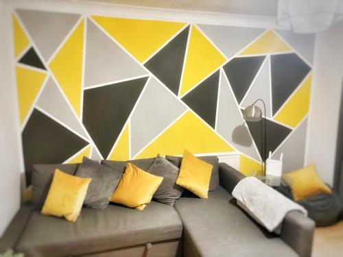 Гостиная зона в Urban Living - 2 beds apartment, driveway parking, centrally located!!