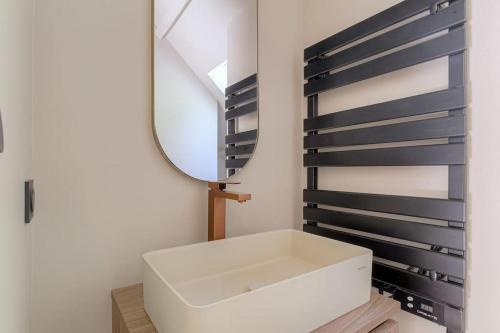 Saint-Didier-au-Mont-dʼOrT2 moderne pour 4 - St-Didier-au-Mont-d'Or的浴室里有洗手池和镜子