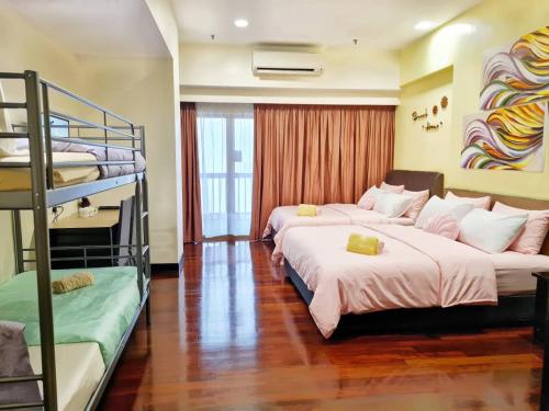 Postel nebo postele na pokoji v ubytování Exclusive Family Suites 5-6 Pax @ Sunway Pyramid