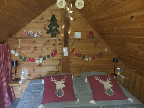 Ένα ή περισσότερα κρεβάτια σε δωμάτιο στο Chalet savoyard "le Sapinet"