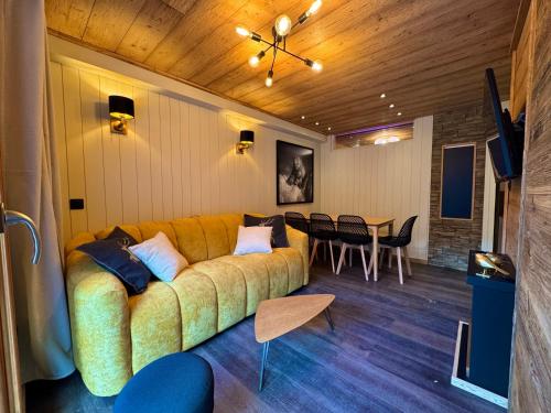 un salon avec un canapé et une table dans l'établissement T3 Centre ORRES 1800 - 6 personnes sur piste - Rénové avec parking - M4, aux Orres