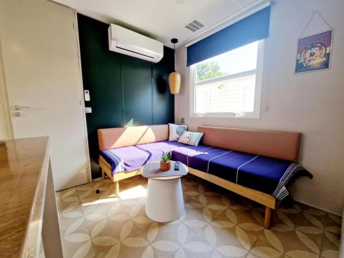 ein kleines Zimmer mit einem Bett und einem Fenster in der Unterkunft Camping Del Mar 52, Mobile Home Excellence, 3 chambres, 6 personnes, bord de mer in Argelès-sur-Mer