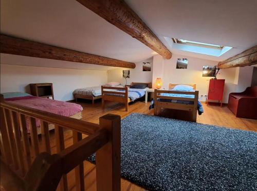 une chambre avec deux lits et un salon dans l'établissement Les Crès Ricards, à Ceyras