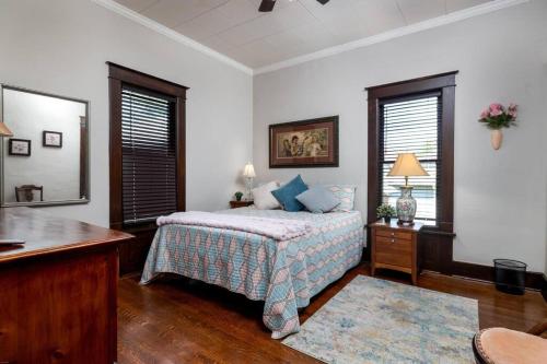 Un dormitorio con una cama, una mesa y un espejo. en Broadview Manor, en Kempton