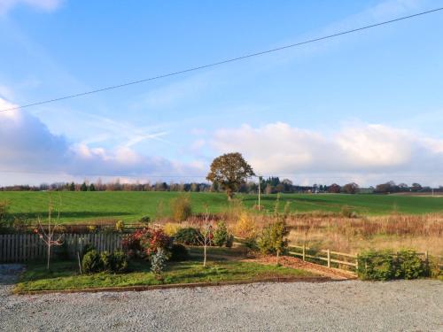 a garden in the middle of a field at Yocking Gate Mews in Whitchurch