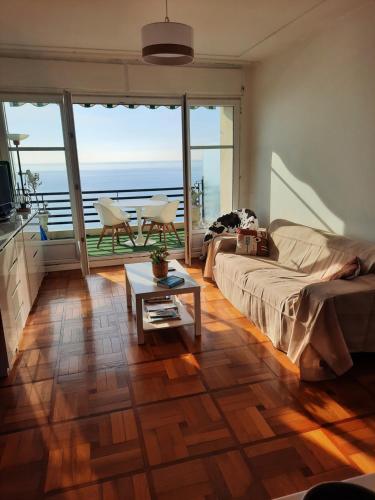 un salon avec un canapé et une table dans l'établissement Nice baie des Anges promenade des anglais, à Nice