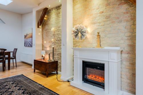sala de estar con chimenea y pared de ladrillo en FBApartments, en Berlín