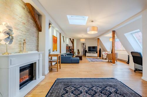 Una sala de estar con chimenea y un sofá. en FBApartments, en Berlín
