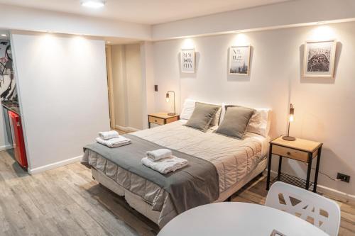 ein Schlafzimmer mit einem Bett mit zwei Handtüchern darauf in der Unterkunft Departamento NYC 4 Premium - Edificio VILAUT by INMOVE Temporarios in Cordoba