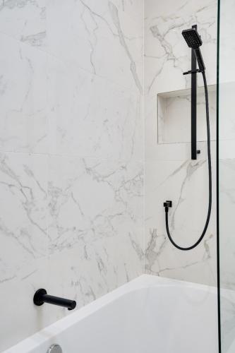 Ένα μπάνιο στο No 2 at The Rocketroom Apartments