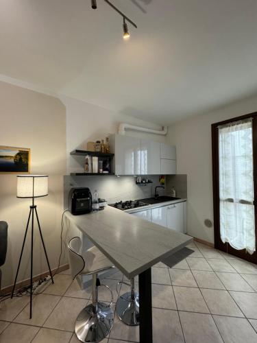 Η κουζίνα ή μικρή κουζίνα στο Appartamento GUEST HOUSE