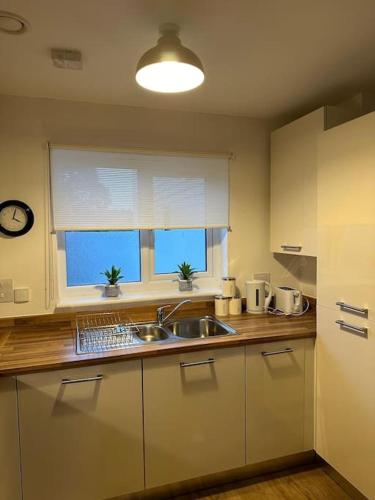 Dapur atau dapur kecil di Kent Sittingbourne Entire Home Close to the Beach