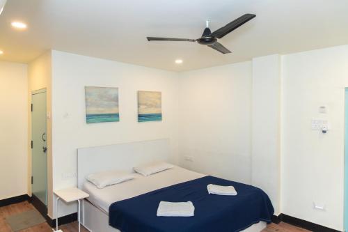 a bedroom with a bed and a ceiling fan at Slackpackr Hyderabad in Hyderabad