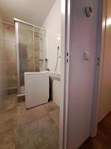 Ένα μπάνιο στο Apartments, 20 minutes from Amsterdam, Full service objectcode UM46