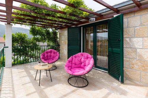 Balkoni atau teres di Villa Josip near Omiš , private pool